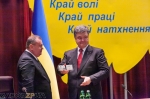 Порошенко показывает губернаторскую ксиву (Запорожье, ОГА) Порошенко показывает губернаторскую ксиву (Запорожье, ОГА)