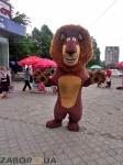 Лев пугает горожан на остановке (Запорожье, Космос) Лев пугает горожан на остановке (Запорожье, Космос)
